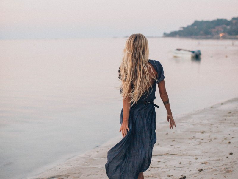 barefoot-beach-blond-2072583